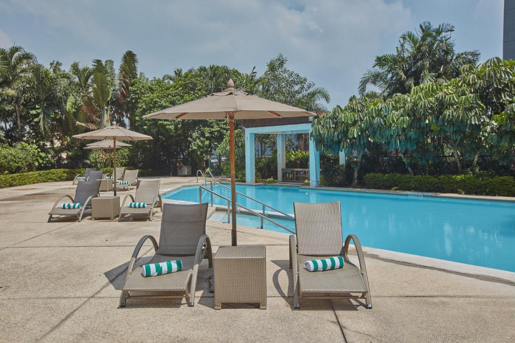 Holiday Inn & Suites Manila Galleria By Ihg Pasig City Esterno foto