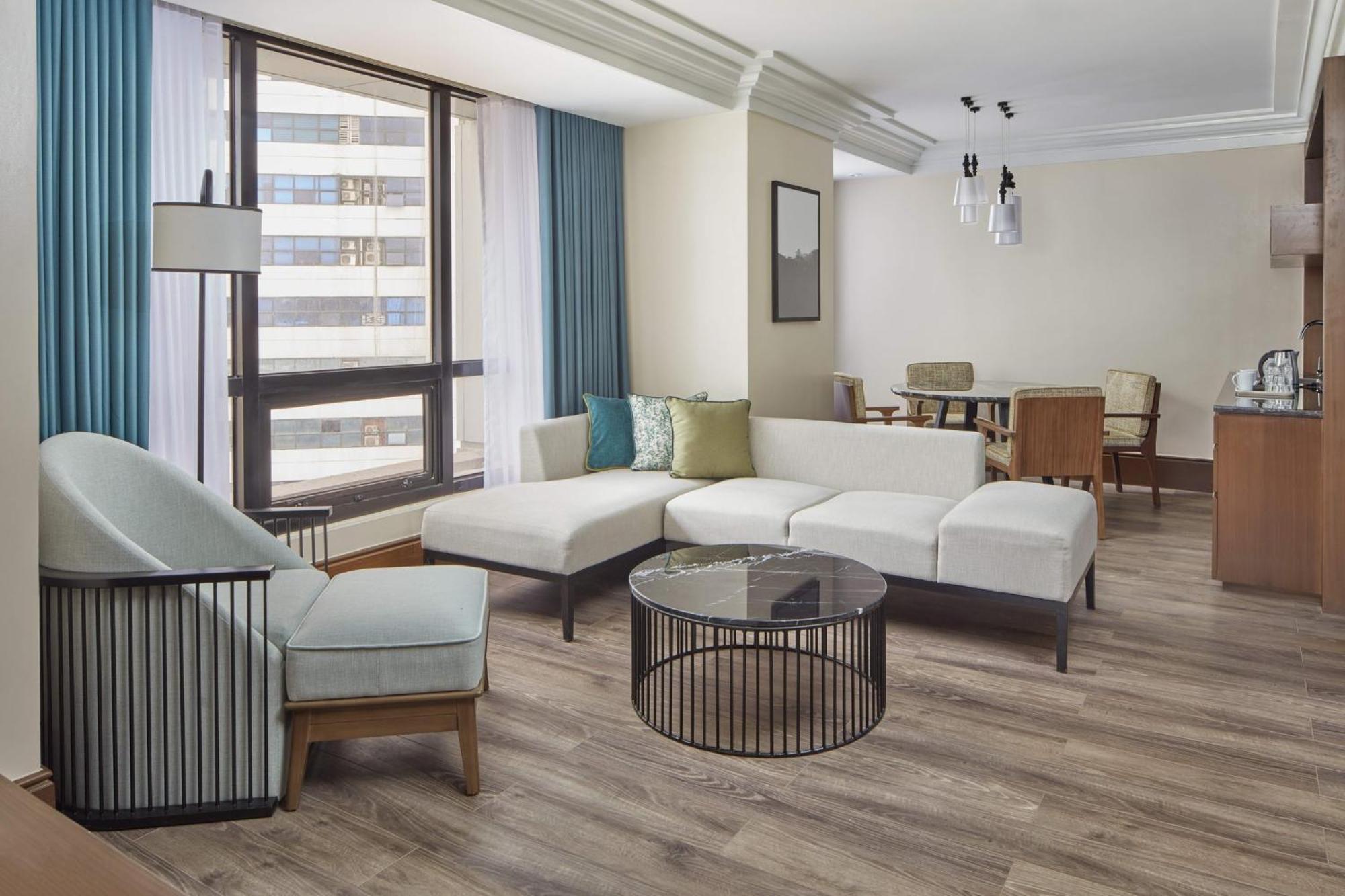 Holiday Inn & Suites Manila Galleria By Ihg Pasig City Esterno foto