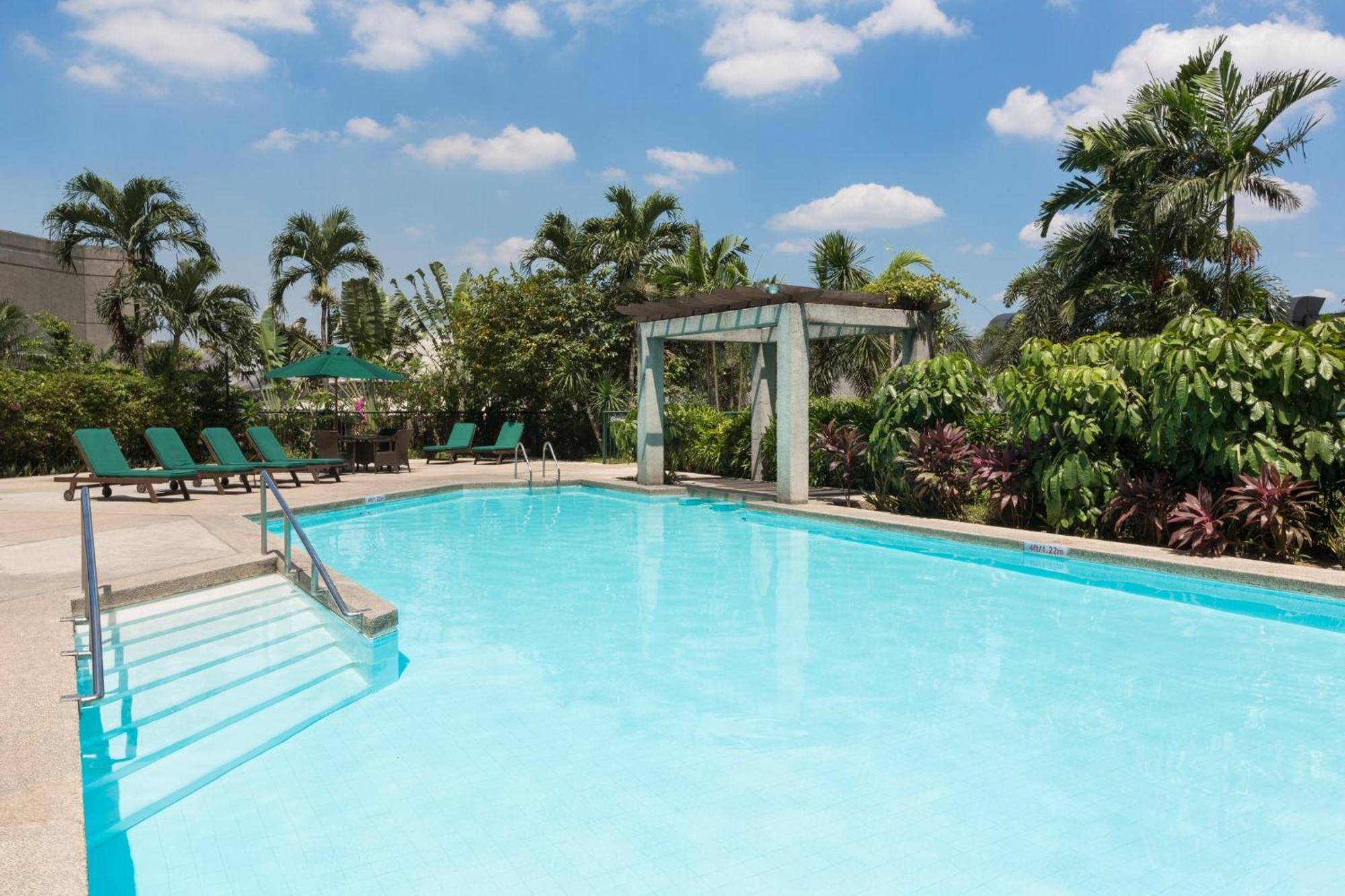 Holiday Inn & Suites Manila Galleria By Ihg Pasig City Esterno foto